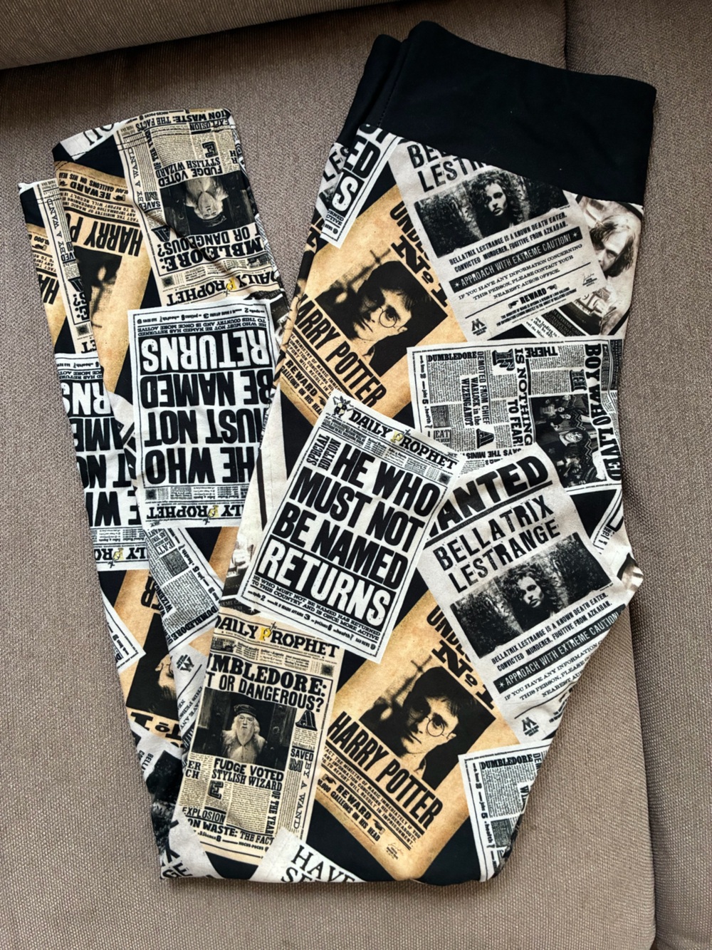 Harry Potter Most Wanted Newspaper Leggings in Black and Tan